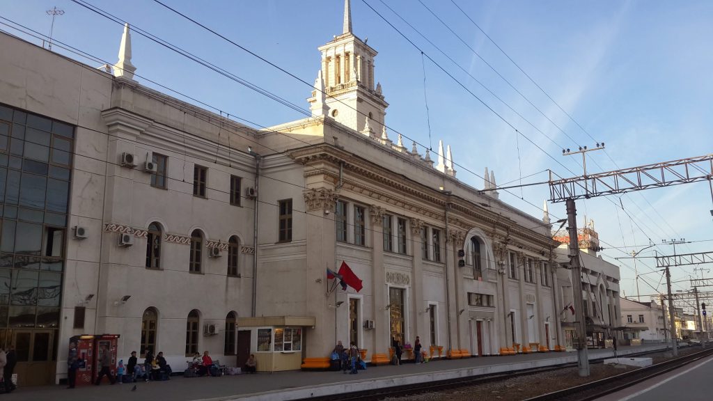 Вид на вокзал Краснодар 1 со стороны платформ